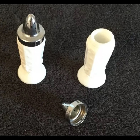 WESTMORELAND White Milk Glass Salt/Pepper shakers - Picture 5 of 7